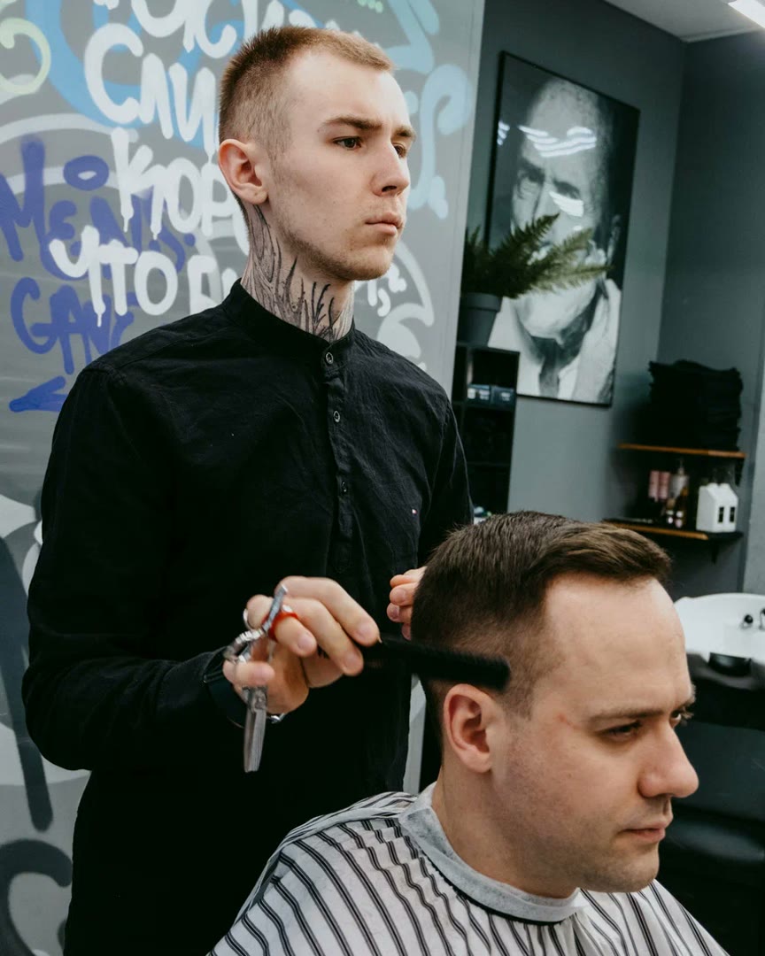 Мужская стрижка в барбершопе Men's Cave в Буграх